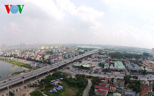 Cửa ngõ phía Nam của thành phố với cầu Thanh Trì và hệ thống đường trên cao - một trong những công trình giao thông trọng điểm của Hà Nội, giúp cải thiện đáng kể mạng lưới giao thông. Cửa ngõ phía Nam của thành phố với cầu Thanh Trì và hệ thống đường trên cao - một trong những công trình giao thông trọng điểm của Hà Nội, giúp cải thiện đáng kể mạng lưới giao thông.