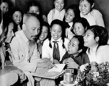 Bác Hồ với học sinh trường Trưng Vương Hà Nội - Ảnh tư liệu.