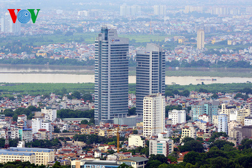 Bên cạnh đó, Hà Nội còn phát triển dọc hai bên bờ sông Hồng địa phận Quận Long Biên. Bên cạnh đó, Hà Nội còn phát triển dọc hai bên bờ sông Hồng địa phận Quận Long Biên.