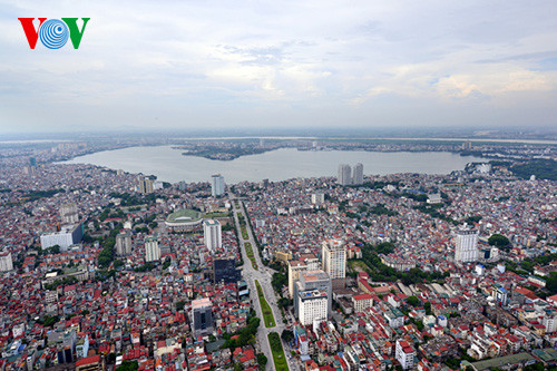 60 năm sau ngày tiếp quản Thủ đô, Hà Nội đã và đang vươn mình trở thành một thành phố hiện đại xứng đáng là trái tim của cả nước. 60 năm sau ngày tiếp quản Thủ đô, Hà Nội đã và đang vươn mình trở thành một thành phố hiện đại xứng đáng là trái tim của cả nước.