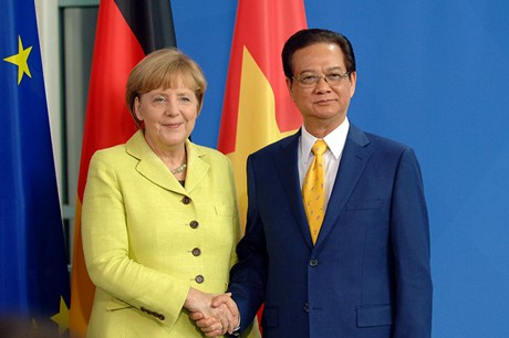Thủ tướng Nguyễn Tấn Dũng và Thủ tướng CHLB Đức Angela Merkel. Thủ tướng Nguyễn Tấn Dũng và Thủ tướng CHLB Đức Angela Merkel.