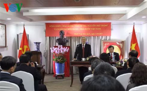 Tổng Bí thư Nguyễn Phú Trọng tới thăm và nói chuyện với cán bộ đại sứ quán và đại diện cộng đồng Việt Nam tại Hàn Quốc.