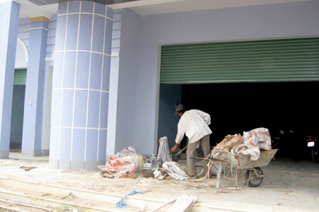 Chợ Phú Túc mới vẫn còn khá ngổn ngang. Ảnh: T.D 