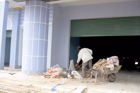 Chợ Phú Túc mới vẫn còn khá ngổn ngang. Ảnh: T.D 