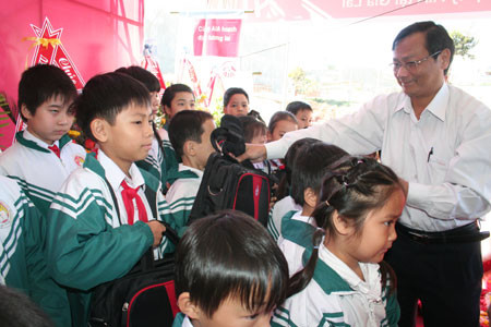 Ông Đoàn Minh Phụng- Tổng Biên tập Báo Gia Lai trao quà Tết cho các em học sinh nghèo hiếu học Trường Tiểu học Cù Chính Lan. Ảnh: P.D