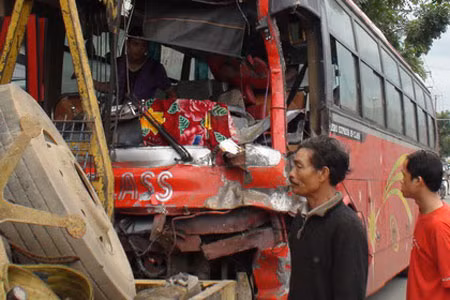 Vụ tai nạn khiến xe khách BKS 74K 4290 bẹp dúm phần đầu, tài xế bị gãy 2 chân