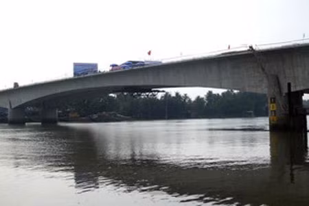 Cầu Phú Long chính thức được hợp long. 