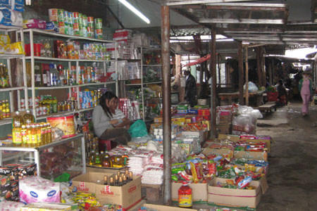 Các hộ kinh doanh ở chợ tạm đang lo lắng trước ngày phải di dời. Ảnh: T.D 