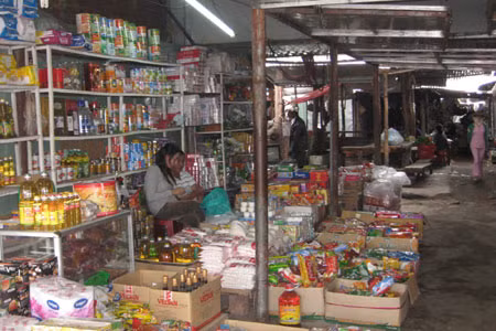 Các hộ kinh doanh ở chợ tạm đang lo lắng trước ngày phải di dời. Ảnh: T.D 