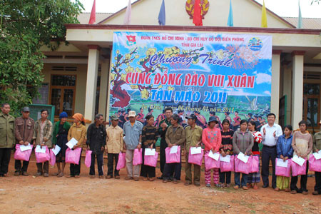 Rộn ràng xuân biên giới ảnh 1 Tặng quà cho bà con tại xã Ia Chía. Ảnh: Hoàng Ngọc