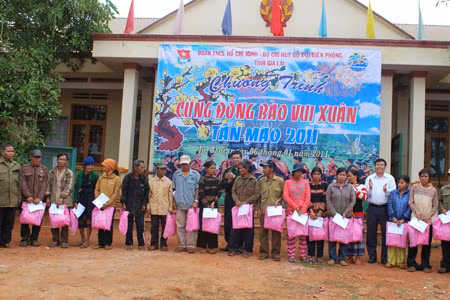 Tặng quà cho bà con tại xã Ia Chía. Ảnh: Hoàng Ngọc