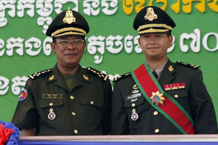 Ông Hun Manet (phải), con trai Thủ tướng Hun Sen
