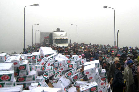 Nghệ An: Xe chở bia gặp nạn, dân chen nhau hôi của ảnh 1 Hàng nghìn người dân chạy đến nhặt bia khiến quốc lộ 1 càng thêm tắc nghẽn.