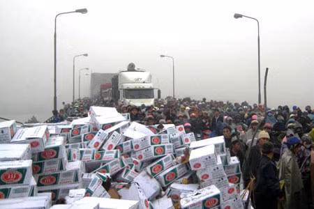 Hàng nghìn người dân chạy đến nhặt bia khiến quốc lộ 1 càng thêm tắc nghẽn.