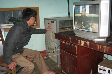 Anh Phạm Tồn Nhơn túc trực tại trạm thu phát sóng truyền hình. Ảnh: L.K 