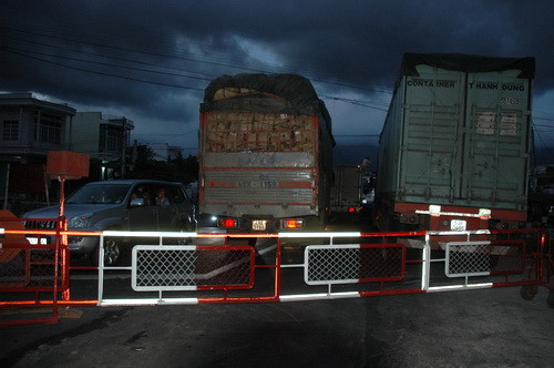 Quốc lộ 1A vẫn tắc nghẽn, xe nối đuôi trên 30 km ảnh 3 Xe ôtô ứ động hai bên chắn đường sắt cắt quốc lộ 1A tại thị trấn Vạn Giã, huyện Vạn Ninh, Khánh Hòa.