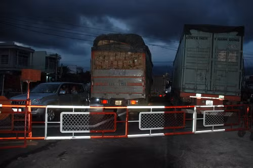 Xe ôtô ứ động hai bên chắn đường sắt cắt quốc lộ 1A tại thị trấn Vạn Giã, huyện Vạn Ninh, Khánh Hòa.