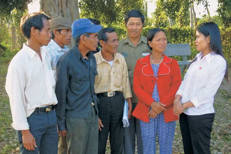 Bà R’com Sa Duyên (bên phải) trao đổi với cử tri huyện Đak Pơ. Ảnh: T.N