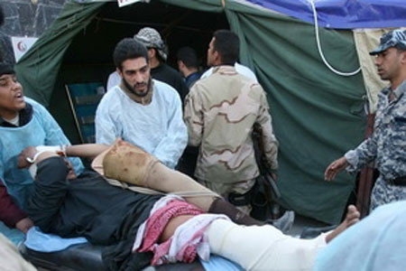 Một nạn nhân bị thương trong vụ đánh bom ở Karbala, Iraq hôm 20-1. 