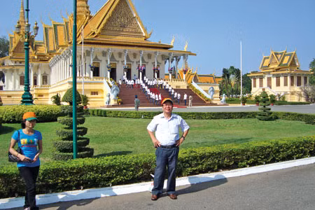 Tác giả trước Hoàng Cung (Campuchia).