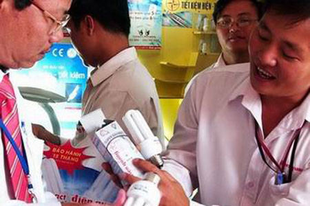 Thủ tướng chỉ thị tăng cường tiết kiệm điện ảnh 1 Khuyến khích sử dụng các loại bóng đèn tiết kiệm điện như bóng compact hoặc bóng đèn huỳnh quang