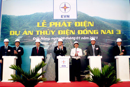 Phó thủ tướng Hoàng Trung Hải bấm nút hòa lưới điện tổ máy số 1 Nhà máy Thủy điện Đồng Nai 3.