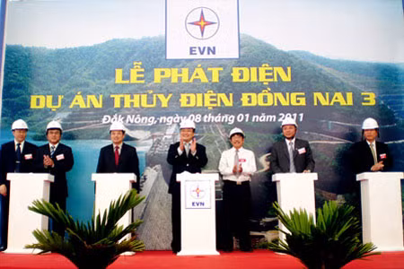 Phó thủ tướng Hoàng Trung Hải bấm nút hòa lưới điện tổ máy số 1 Nhà máy Thủy điện Đồng Nai 3.