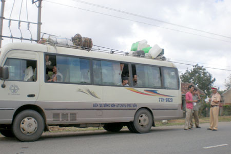 Kiểm tra, xử lý người điều khiển phương tiện vi phạm Luật An toàn Giao thông Đường bộ. Ảnh: Sơn ca 