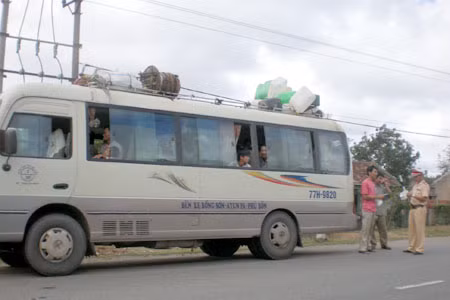 Kiểm tra, xử lý người điều khiển phương tiện vi phạm Luật An toàn Giao thông Đường bộ. Ảnh: Sơn ca 