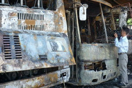 Cháy lớn ở bến xe Biên Hòa, nhiều ôtô bị thiêu trụi ảnh 1 Các xe ôtô bị thiêu trụi trong vụ cháy.