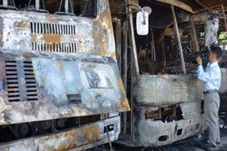 Các xe ôtô bị thiêu trụi trong vụ cháy.