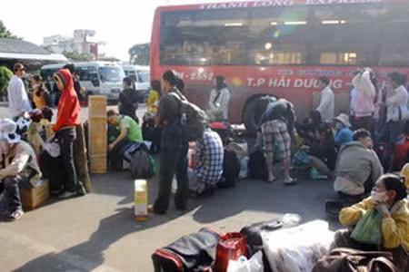 Hành khách trong cảnh chờ xe tại Bến xe miền Đông để về quê. 