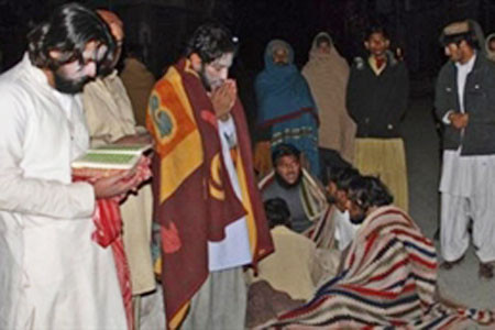 Những người dân phải ngủ ngoài đường để giảm thiểu nguy hiểm do động đất 