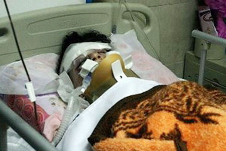 Một nạn nhân sống sót sau vụ tai nạn máy bay được điều trị tại bệnh viện.