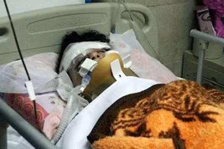 Một nạn nhân sống sót sau vụ tai nạn máy bay được điều trị tại bệnh viện.