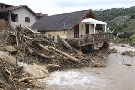  Cảnh tan hoang tại Teresopolis do lũ lụt gây ra
