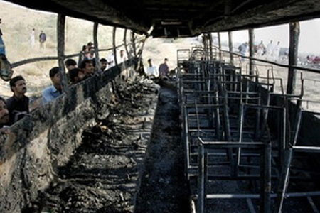 Chiếc xe buýt cháy rụi sau vụ tai nạn. 