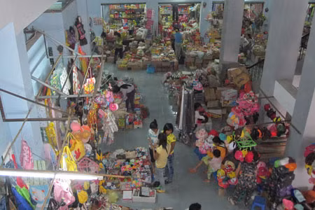 Nhộn nhịp mua bán tại chợ thị trấn Phú Túc (Krông Pa). Ảnh: Hồng Sơn