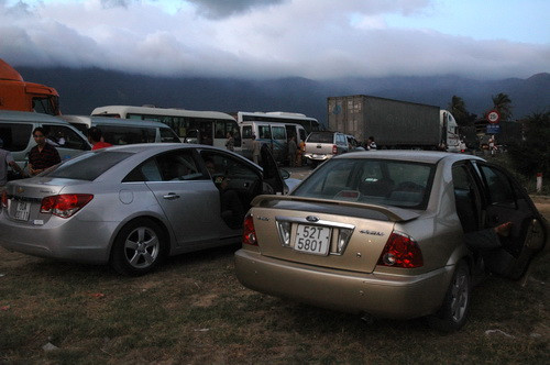 Quốc lộ 1A vẫn tắc nghẽn, xe nối đuôi trên 30 km ảnh 2 QL 1A hết chỗ đậu, xe phải vào đất của dân đỗ để qua đêm tại đây.