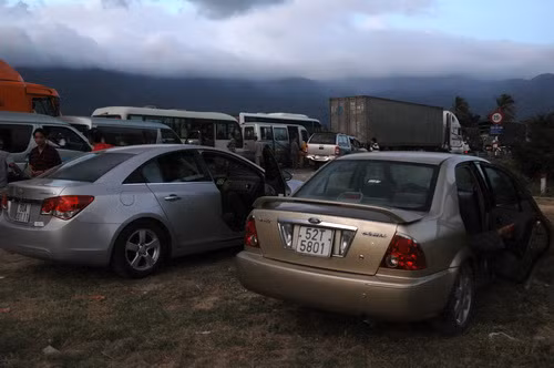 QL 1A hết chỗ đậu, xe phải vào đất của dân đỗ để qua đêm tại đây.