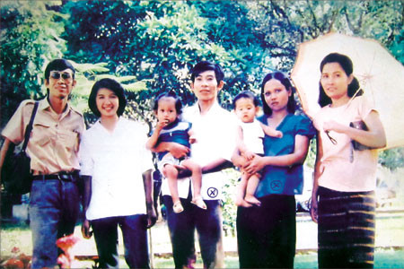 Gia đình anh Võ Văn Sung tại Campuchia.