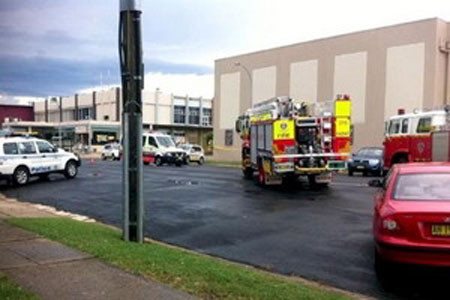 Các lực lượng cứu hộ tập hợp bên ngoài cụm rạp chiếu phim Metro tại Bathurst, bang New South Wales.