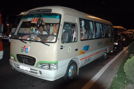 19 giờ tối 30-1 xe vẫn nằm dài ở thị trấn Vạn Giã.