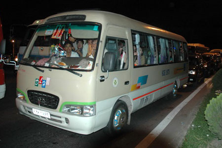 Quốc lộ 1A vẫn tắc nghẽn, xe nối đuôi trên 30 km ảnh 1 19 giờ tối 30-1 xe vẫn nằm dài ở thị trấn Vạn Giã.