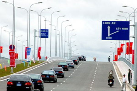 Đại lộ Đông Tây trong ngày khánh thành. 