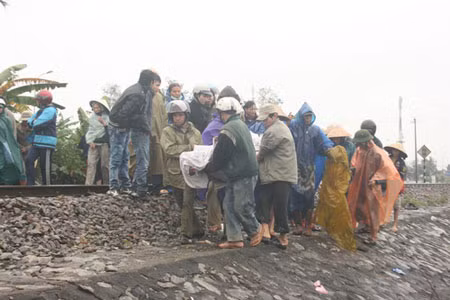 Bà con làng xóm chung quanh giúp chuyển thi thể nạn nhân ra khỏi hiện trường