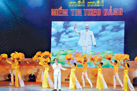 Hai chương trình nghệ thuật “Như hoa hướng dương” và “Mãi mãi niềm tin theo Đảng” ảnh 1 Các nghệ sĩ TPHCM biểu diễn trong chương trình “Mãi mãi niềm tin theo Đảng”.