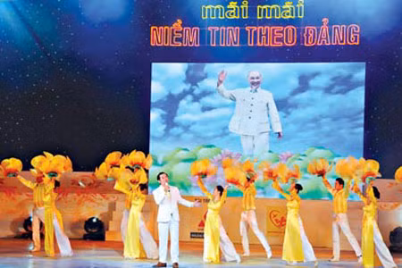 Các nghệ sĩ TPHCM biểu diễn trong chương trình “Mãi mãi niềm tin theo Đảng”.