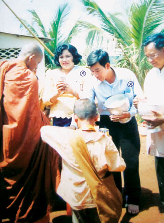 Vợ chồng anh Sung đi chùa cầu phước.