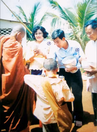 Vợ chồng anh Sung đi chùa cầu phước.